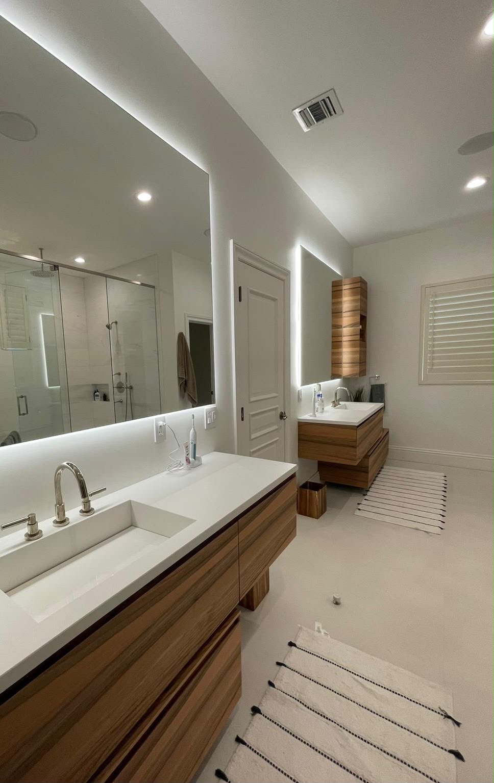 Walk-In Shower — Linear Drain and Niche